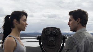 "I know you don't I?" Julia (Olga Kurylenko) is questioned by Jack (Tom Cruise) in Oblivion