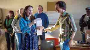 A bond is formed between the sweet-talking Ron (Matthew McConaughey) and his Doc Eve Saks (Jennifer Garner) in Dallas Buyers Club