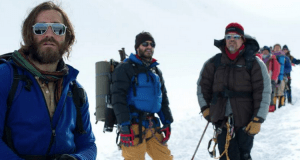 Mountaineer Scott Fischer (Jake Gyllenhaal) leads Beck Weathers (Josh Brolin) and others up Everest
